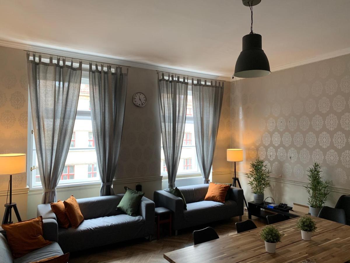 Onefam Old Town Hostel Прага Екстериор снимка