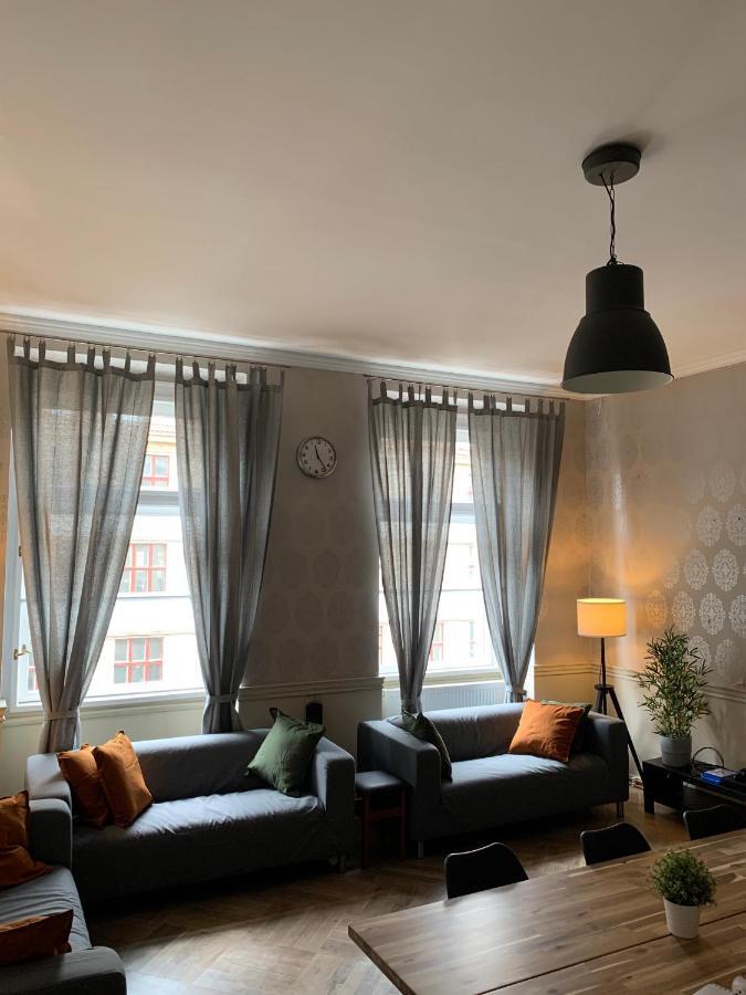 Onefam Old Town Hostel Прага Екстериор снимка